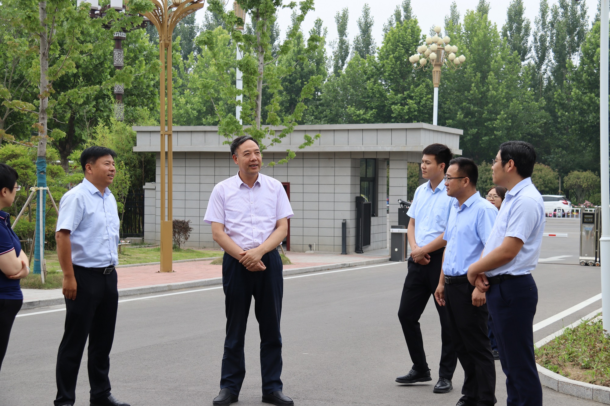 尊龙凯时人生就是搏物业董事长杨立群前往枣庄物业事业部视察调研